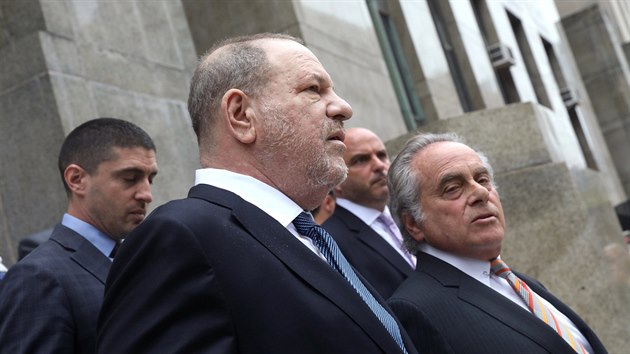 Filmov producent Harvey Weinstein ped budovou soudu v New Yorku spolu s jeho advoktem Benjaminem Brafmanem. (11. jna 2018)