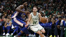 Gordon Hayward z Bostonu se ene pes bránícího Joela Embiida z Philadelphie.