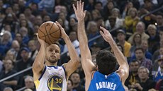 Stephen Curry z Golen State stílí pes Alexe Abrinese z Oklahoma City.