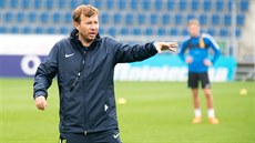 Petr Vlachovský vede trénink fotbalistů Slovácka.