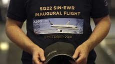 Pasaér spolenosti Singapore Airlines eká na svj let. (11. 10. 2018)