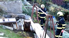 Karlovartí hasii zasahovali na zahrad v Doubí, kam nkdo vylil vtí...