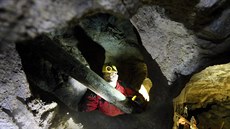 �editel sokolovského muzea Michael Rund kontroluje stropy v dole Jeroným.