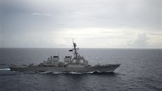 Torpédoborec amerického námonictva USS Decatur (DDG 73), který pravideln...