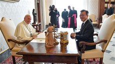 Jihokorejský prezident Mun e-in  pi setkání s papeem Frantikem