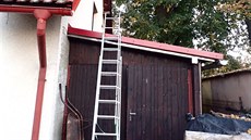 Hasi�i v sobotu v podve�er pomáhali �en� v Ra�kovicích, která spadla ze st�echy...
