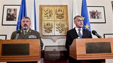 Ministr obrany Lubomír Metnar (vpravo) a náelník Generálního tábu Armády R...