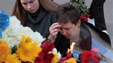 Obyvatelé Ker�e vzpomínají na ob�ti útoku a zapalují za n� sví�ky. (18. �íjna...