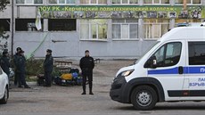Policisté hlídkují u �koly, kde st�elec zaúto�il. (18. �íjna 2018)