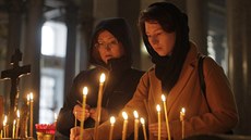 Obyvatelé Ker�e vzpomínají na ob�ti útoku a zapalují za n� sví�ky. (18. �íjna...
