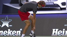 Frustrovaný nmecký tenista Alexander Zverev rozbíjí svou raketu v semifinále...