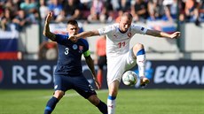 Michael Krmenčík (vpravo) si v utkání Ligy národů zpracovává míč před...