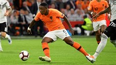 Nizozemský fotbalista Steven Bergwijn vede mí v  utkání Ligy národ proti...