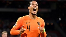 Virgil van Dijk z Nizozemska oslavuje svj zásah do sít Nmecka v utkání Ligy...