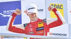 Takhle loni Sebastian Vettel slavil triumf ve Velké cen Bahrajnu. Te Ferrari ví, e na úspch dokáe navázat.