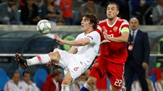Caglar Soyuncu z Turecka odehrává míč, napadá ho ruský kapitán Arťom Dzjuba.