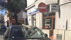 Krumpáč, zabodnutý ve střeše luxusního BMW X6, našel v neděli dopoledne...