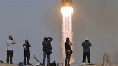 Fotografové sledují start lodě Sojuz MS-10 z kosmodromu Bajkonur v Kazachstánu....