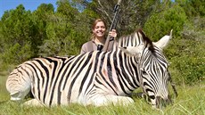 Zebry na odst�el. Takhle to vypadá, kdy� range�i loví zví�ata, která území...