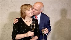 Pavel Fischer s manželkou Klárou slaví vítězství ve druhém kole voleb do...
