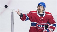 SUVENÝR. Tomá Plekanec z Montrealu odehrál tisící duel v NHL. Puk sympaticky...