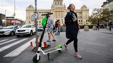 Centrum Prahy zaplavili turisté na elektrických kolobkách (12. íjna 2018)