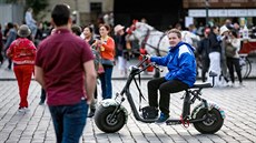 Centrum Prahy zaplavili turisté na elektrických kolob�kách. (12. �íjna 2018)