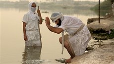 Ne, nikdo tam nehodil dýmovnici. Kardinál a var�avský arcibiskup Kazimierz Nycz b�hem m�e vyku�uje velmi aktivn�.