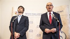 Nov zvolení senátoi Marek Hiler (vlevo) a Jií Draho oznámili vstup do...