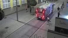 Mladík hodil skateboard na autobus