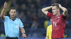 eský fotbalista Jakub Jankto se chytá za hlavu po nepromnné anci v duelu...