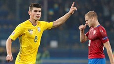 Ukrajinský záloník Ruslan Malinovskij se raduje ze vsteleného gólu v utkání...