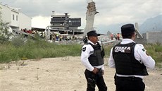 Policisté hlídkují u trosek zíceného obchodního centra v mexickém Monterrey.