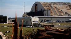Poniený hangár na letecké základn Tyndall po ádní hurikánu Michael.