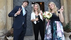Marek Hiler oslavil zvolení senátorem na svatb své sestry Barbory (vpravo).