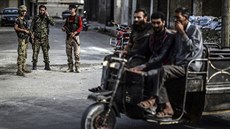 Syrtí povstalci stojí u checkpointu v Idlibu. (13. íjna 2018)