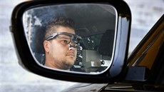idi ve speciálním aut VUT má na sob brýle, které zaznamenávají, kam se...