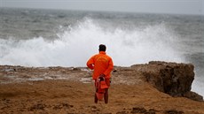 Vlny den ped tím, ne hurikán Leslie udeil na Portugalsko.