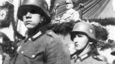 Po Henleinov� proslovu mluvil Hitler, vojáci �estné jednotky wehrmachtu museli...