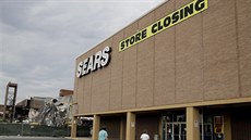 Červenec 2017, lidé míří do obchodu Sears, jenž plánuje uzavření.
