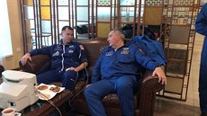 Nick Hague a šéf Roskosmosu Andrej Rogozin během lékařské kontroly po nouzovém...