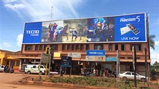 Poutací billboard výrobce Tecno v Ugand