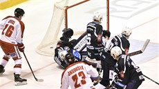 Jií Ondruek z Olomouce pekonává Dominika Frodla v brance Plzn.