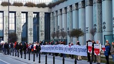 Demonstrace ped budovou Nejvyího soudu ve Varav na protest proti...