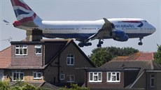 Boeing 747 spolenosti British Airways pistává na londýnském letiti Heathrow....