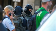 Písluníci útvaru rychlého nasazení nmecké policie ped nádraím v Kolín nad...