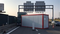 Kamion na Praském okruhu naboural do stavební buky u krajnice. (10.10.2018)
