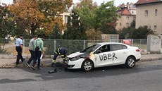 V praském Braníku hoelo auto s nasprejovaným názvem Uber. (19.10.2018)
