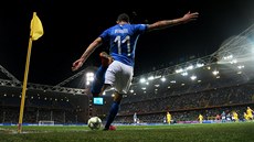 Domenico Berardi z Itálie zahrává roh v zápase s Ukrajinou.