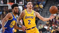 Lonzo Ball (vpravo) z LA Lakers bránný Quinnem Cookem z Golden State.